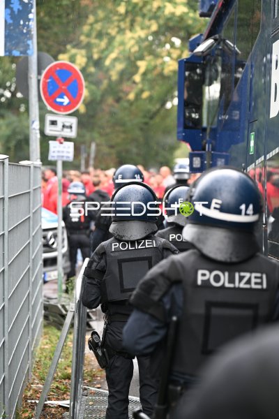 Polizeieinsatz bei Fanbegleitung vor dem Carl-Benz-Stadion Mannheim