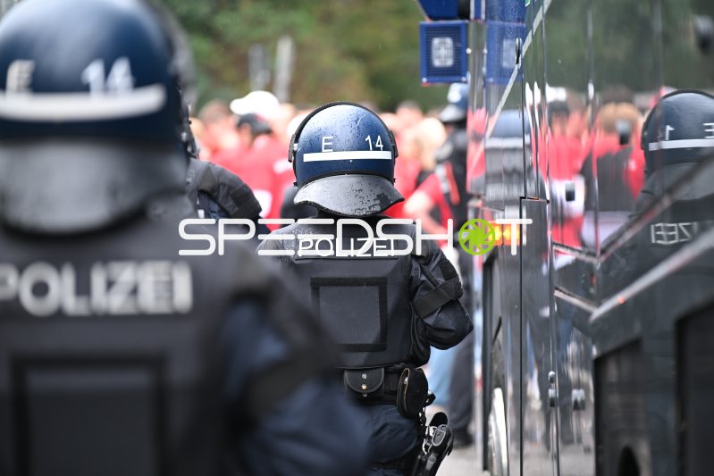 Polizeieinsatz beim Fanmarsch vor dem Spiel in Mannheim
