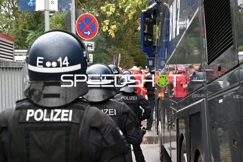 Polizeieinsatz beim Fanaufmarsch vor dem Carl-Benz-Stadion Mannheim