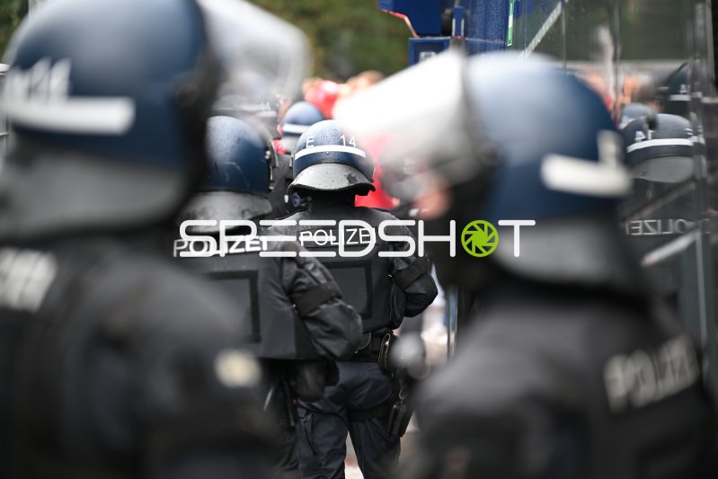 Polizeieinsatz am Carl-Benz-Stadion beim Fußballspiel