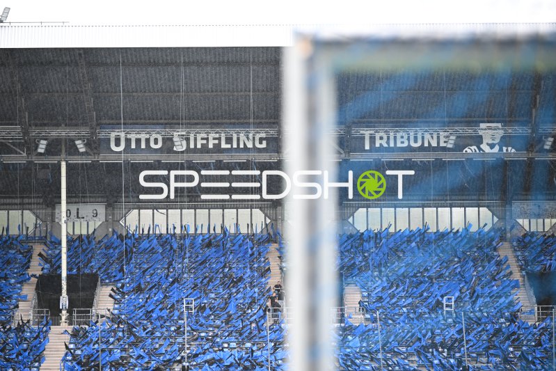 Otto-Siffling-Tribüne im Carl-Benz-Stadion bei Regenwetter