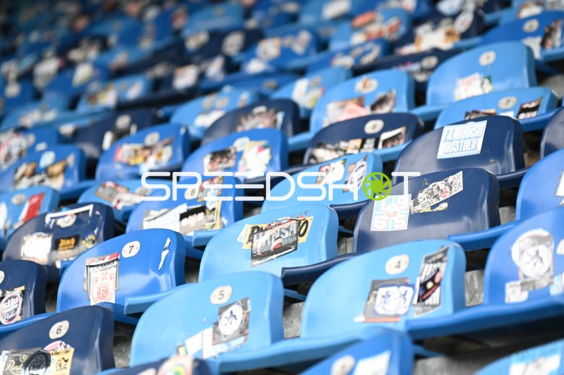 Leere Sitzreihen mit Fan-Stickern im Carl-Benz-Stadion Mannheim