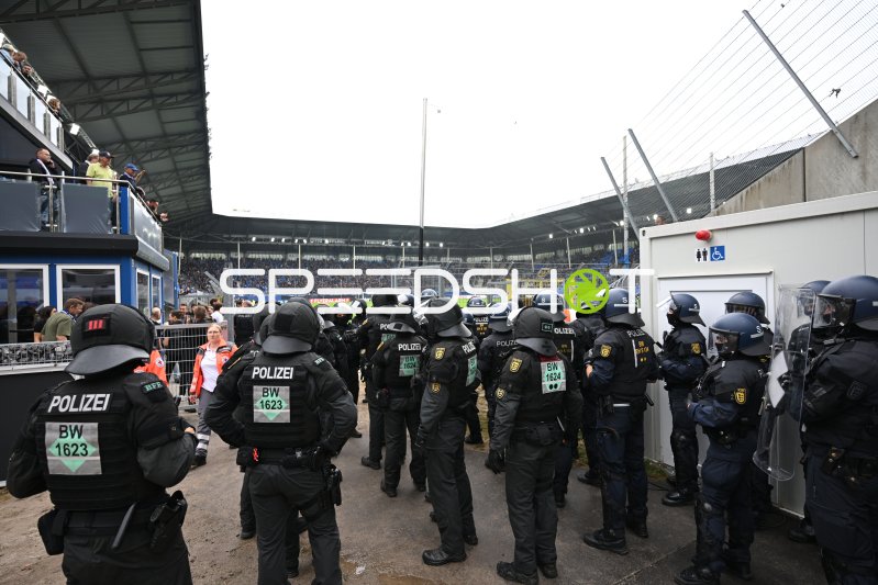 Polizeieinsatz im Carl-Benz-Stadion beim Spiel SV Waldhof Mannheim gegen 1. FC Kaiserslautern