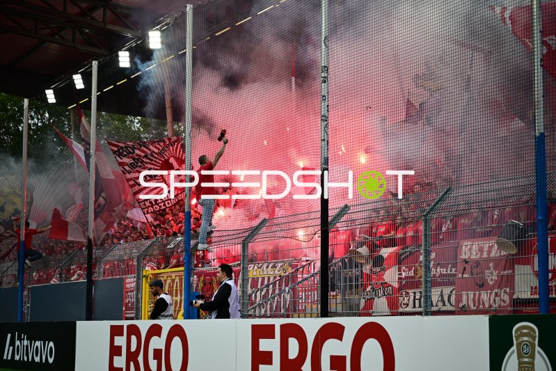 Pyroshow der Kaiserslautern-Fans im Carl-Benz-Stadion Mannheim