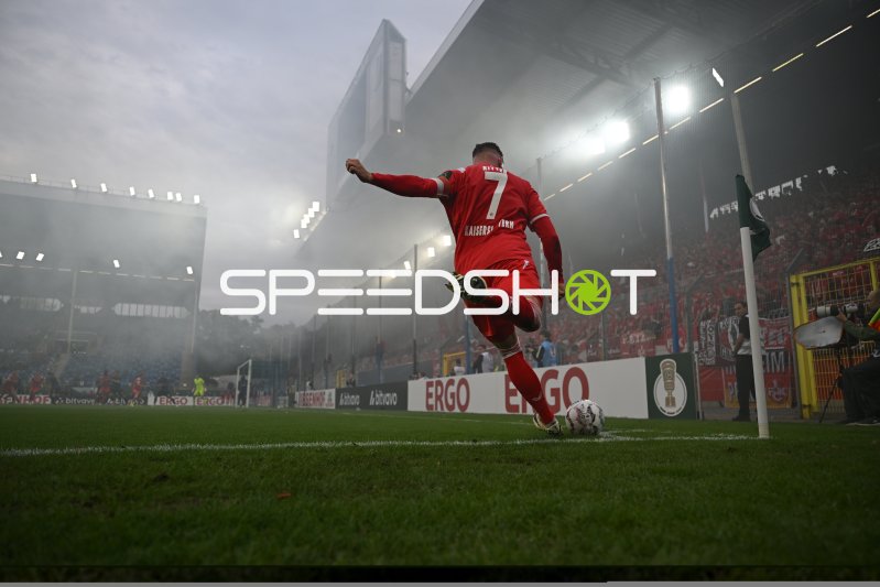 Marlon Ritter (#7; 1. FC Kaiserslautern) jubelt vor FCK-Fans im Nebel