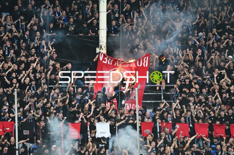 Waldhof-Fans verbrennen Kaiserslautern-Fahne im Carl-Benz-Stadion