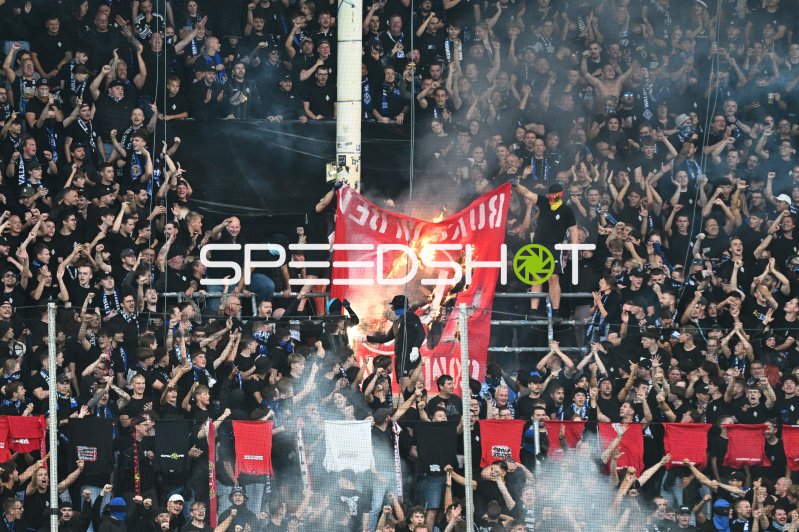 Fans verbrennen Fahne im Gästeblock beim Spiel in Mannheim