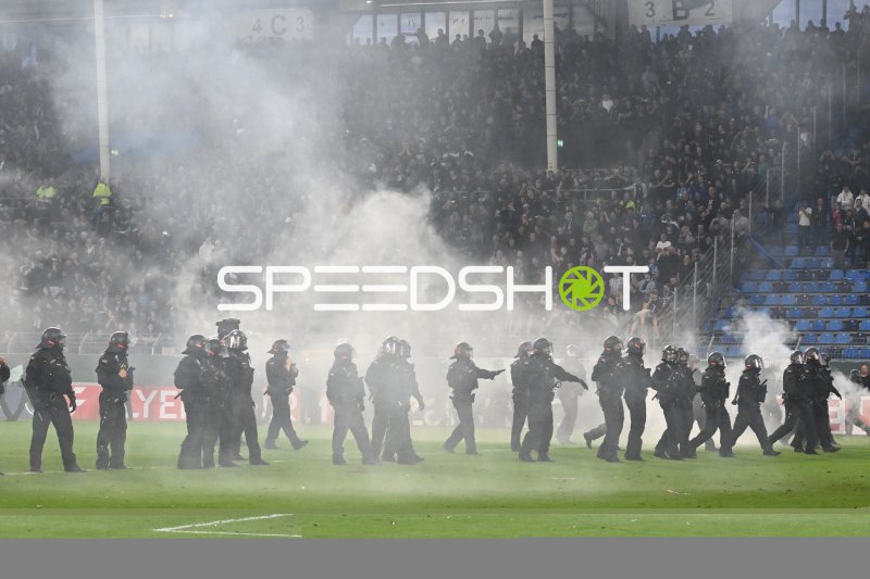 Pyrotechnik-Rauch im Fanblock beim Spiel im Carl-Benz-Stadion