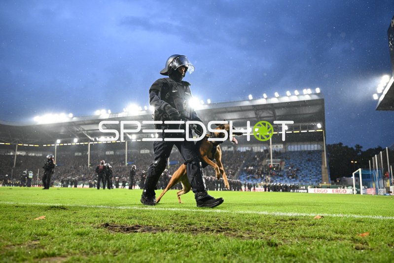 Polizist mit Diensthund im Einsatz im Carl-Benz-Stadion Mannheim
