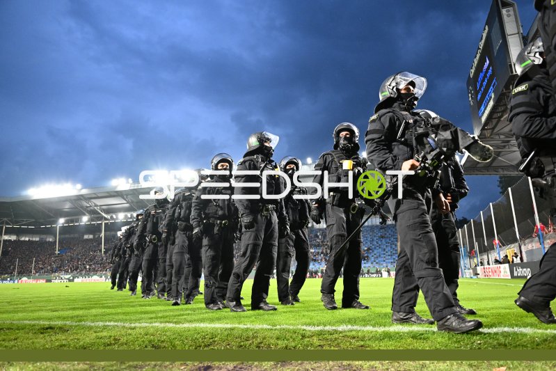 Polizei-Einsatzkräfte im Carl-Benz-Stadion Mannheim