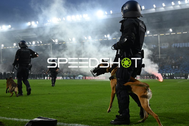 Polizeieinsatz mit Diensthunden auf dem Rasen im Carl-Benz-Stadion