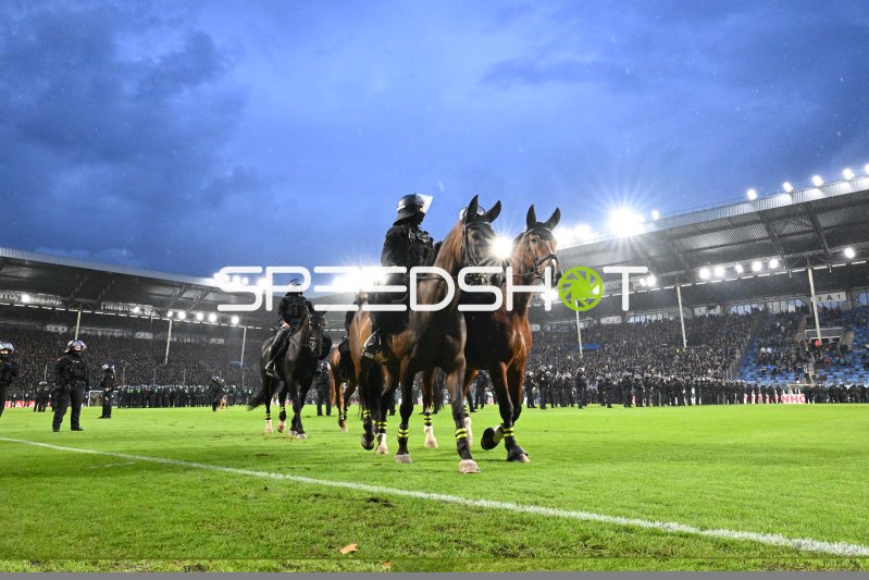 Berittene Polizei sichert das Spielfeld im Carl-Benz-Stadion