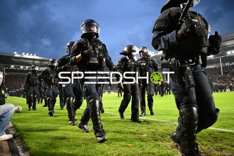Polizeieinsatz auf dem Spielfeld im Carl-Benz-Stadion Mannheim