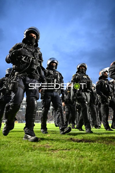 Polizeieinsatz auf dem Spielfeld im Carl-Benz-Stadion Mannheim