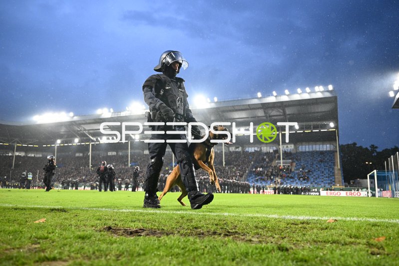 Polizeieinsatz mit Diensthund auf dem Spielfeld im Carl-Benz-Stadion