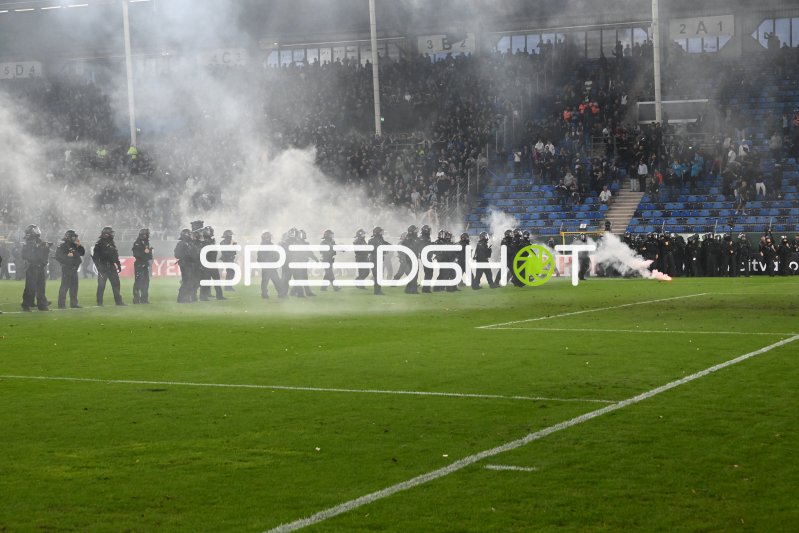 Polizeieinsatz auf dem Spielfeld im Carl-Benz-Stadion Mannheim