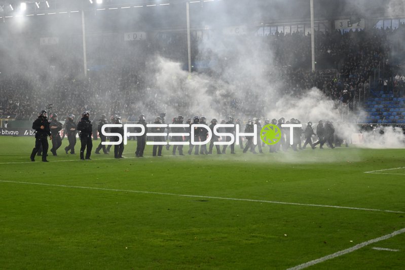 Pyrotechnik und Rauch in der Fankurve im Carl-Benz-Stadion