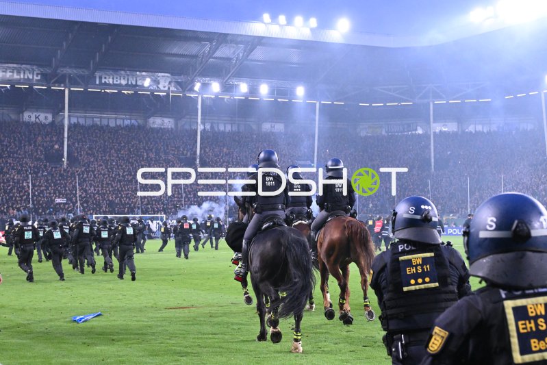 Polizeieinsatz mit Reiterstaffel auf dem Spielfeld im Carl-Benz-Stadion