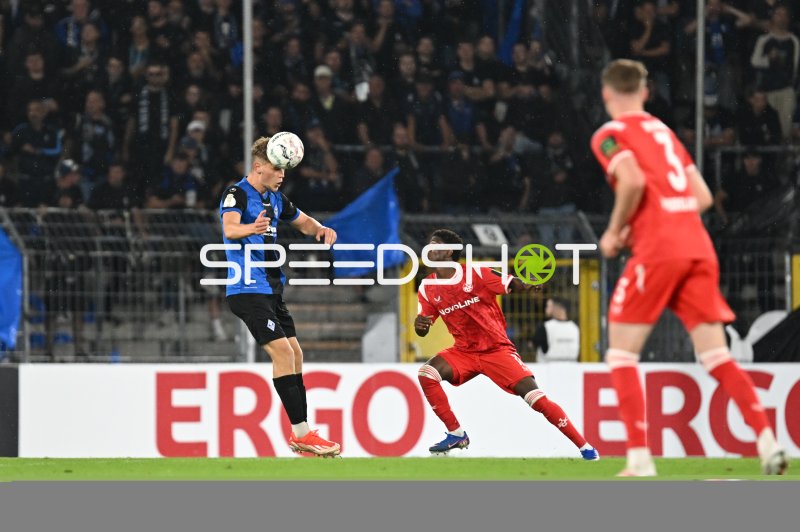 Kopfball-Duell im Carl-Benz-Stadion: SV Waldhof Mannheim gegen 1. FC Kaiserslautern