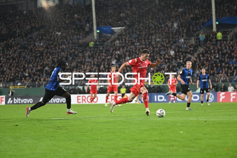 Erencan Yardımcı (1. FC Kaiserslautern) im Laufduell beim Angriff