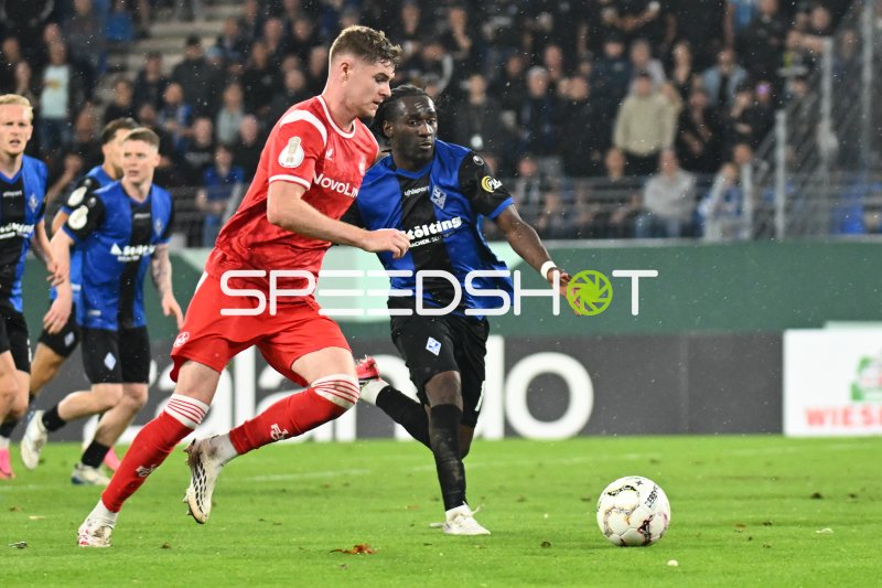 Owono Darnell Keumo im Zweikampf gegen 1. FC Kaiserslautern im Carl-Benz-Stadion