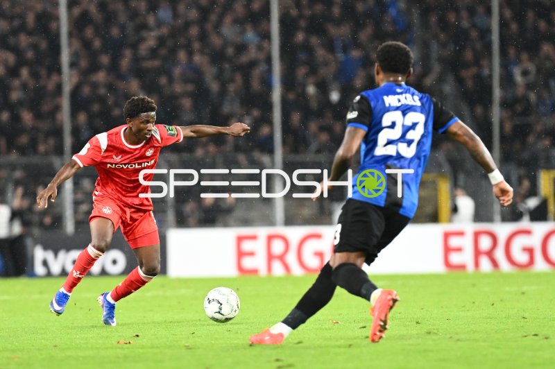 Zweikampf zwischen 1. FC Kaiserslautern und Leroy-Jacques Mickels (#23; SV Waldhof Mannheim)
