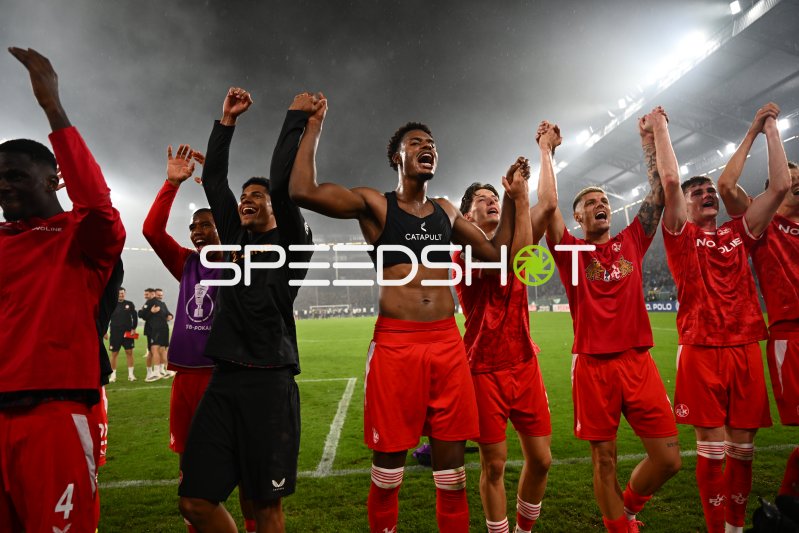 1. FC Kaiserslautern jubelt nach DFB-Pokal-Sieg im Carl-Benz-Stadion
