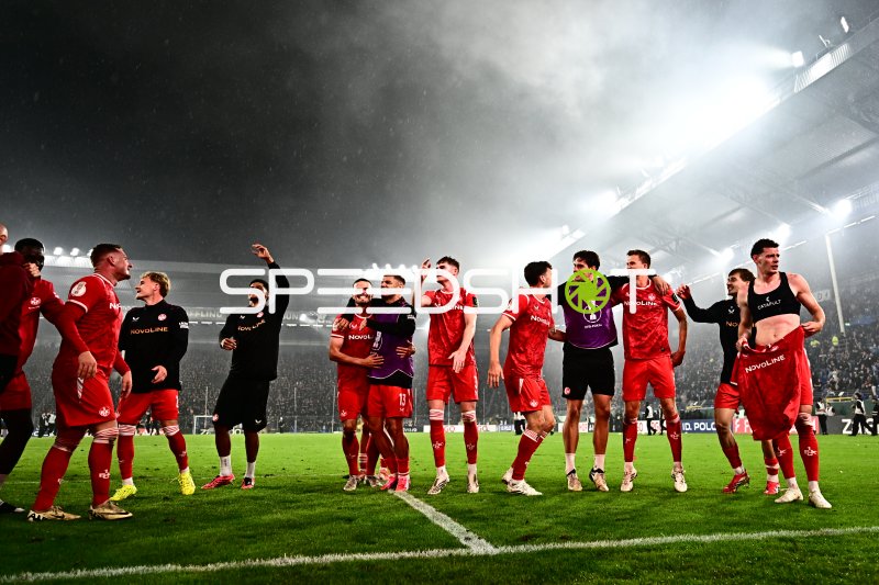 1. FC Kaiserslautern feiert Sieg im DFB-Pokal – Jan Elvedi, Erik Wekesser jubeln