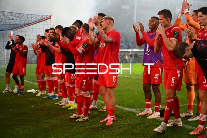 1. FC Kaiserslautern feiert mit D. Schramm, Leon Reid Robinson und Fabian Kunze den Fans