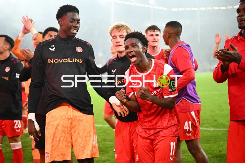 Ibrahim Kanaté (#11; 1. FC Kaiserslautern) jubelt nach Sieg in Mannheim