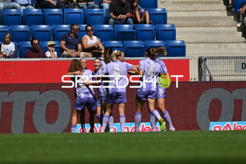 Janna Grimm (#26; TSG Hoffenheim) und Teamkolleginnen bejubeln Torerfolg