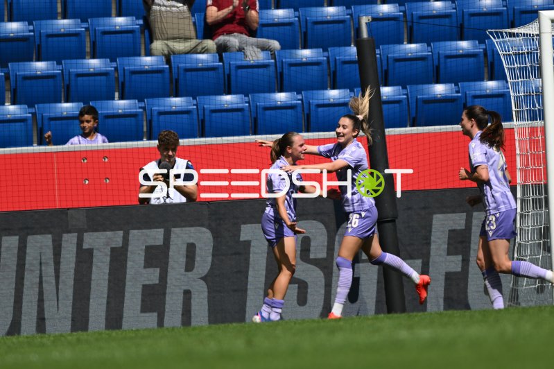 Janna Grimm (#26; TSG Hoffenheim) jubelt mit Marie Steiner (#9; TSG Hoffenheim) nach Tor