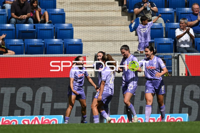 Chiara Hahn (#23; TSG Hoffenheim) und Svenja Julia Fölmli (#19; TSG Hoffenheim) feiern Torerfolg