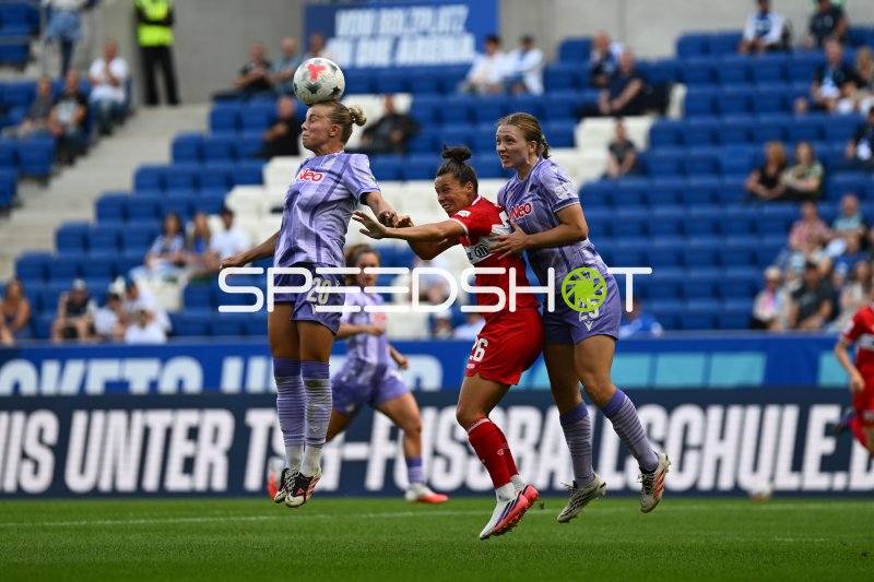 Nicole Billa (#26; VfB Stuttgart) im Kopfballduell gegen Jonna van de Velde (#25; TSG Hoffenheim)