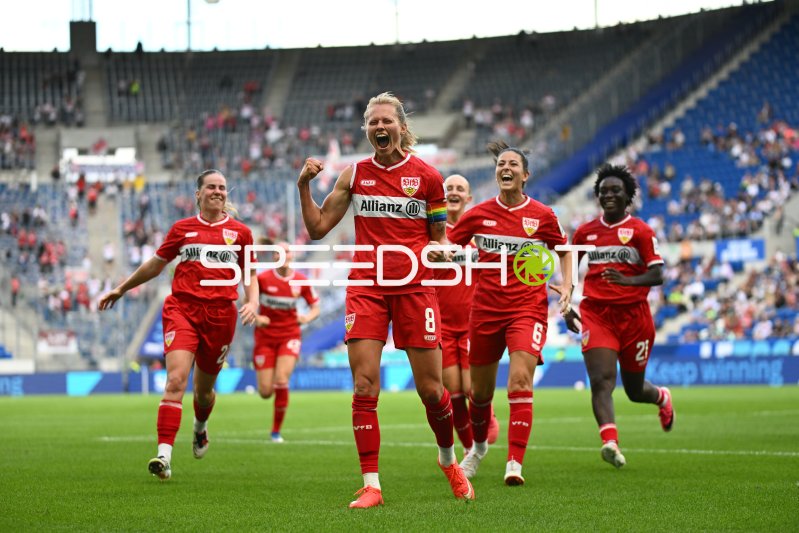 Maxi Rall (#8; VfB Stuttgart) jubelt nach Torerfolg mit Teamkolleginnen