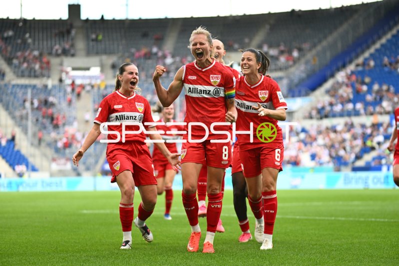 Maxi Rall (#8; VfB Stuttgart) jubelt mit Chantal Hagel und Adriana Achcinska