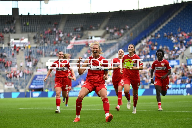 Maxi Rall (#8; VfB Stuttgart) jubelt nach Torerfolg in Sinsheim