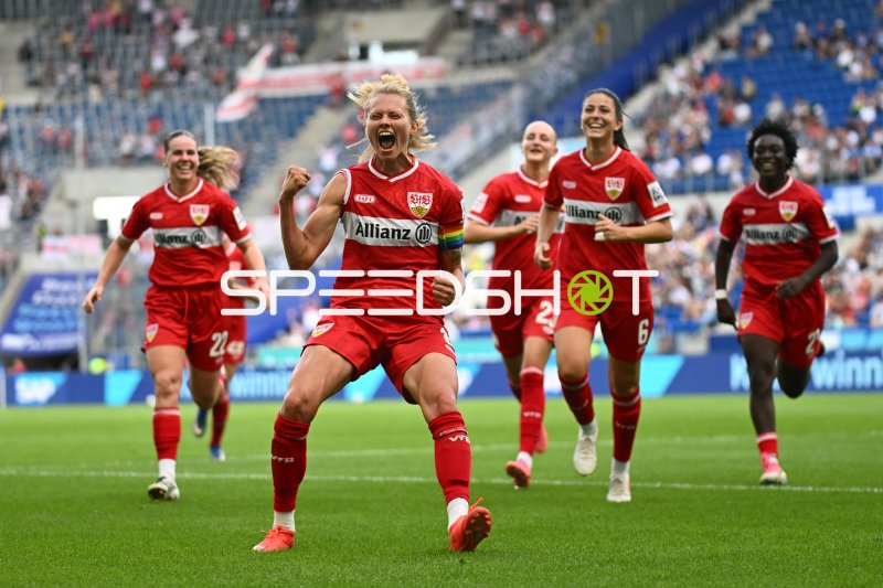 Chantal Hagel (#6; VfB Stuttgart) jubelt nach Torerfolg mit Teamkolleginnen