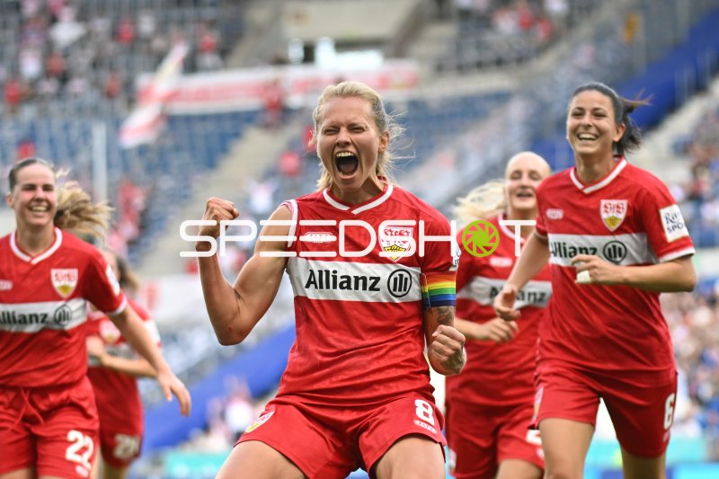 Maxi Rall (#8; VfB Stuttgart) jubelt mit Teamkolleginnen in Sinsheim