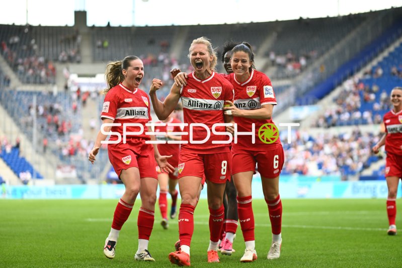 Maxi Rall (#8; VfB Stuttgart) jubelt mit Chantal Hagel und Adriana Achcinska