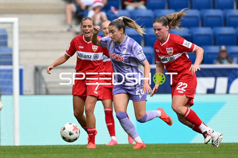 Janna Grimm (#26; TSG Hoffenheim) im Zweikampf gegen VfB Stuttgart
