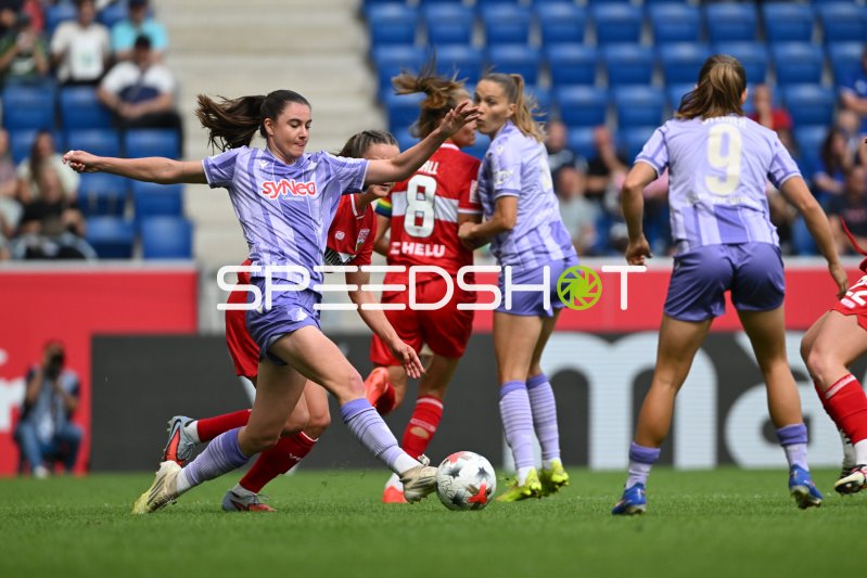 Chiara Hahn (#23; TSG Hoffenheim) im Zweikampf gegen VfB Stuttgart