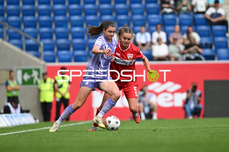 Greta Stegemann (#5; VfB Stuttgart) im Zweikampf mit Chiara Hahn (#23; TSG Hoffenheim)