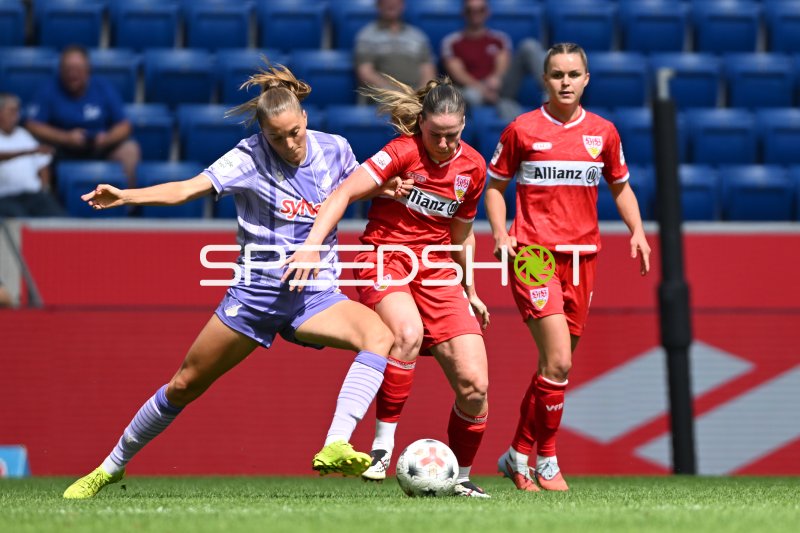 Adriana Achcinska (#22; VfB Stuttgart) im Zweikampf gegen TSG Hoffenheim