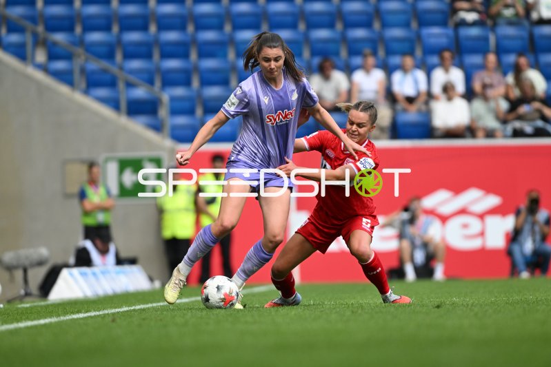 Chiara Hahn (#23; TSG Hoffenheim) im Zweikampf mit Greta Stegemann