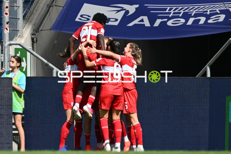 Mira Arouna (#21; VfB Stuttgart) beim Torjubel in der SNP Arena