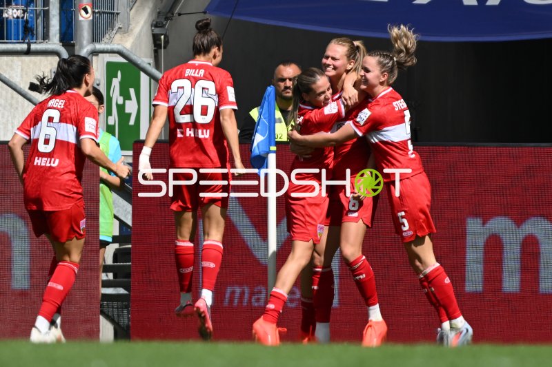 Maxi Rall und Dafina Redzepi feiern Tor mit VfB Stuttgart