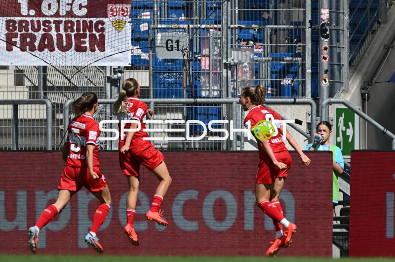 Maxi Rall (#8; VfB Stuttgart) jubelt mit Teamkolleginnen nach Torerfolg