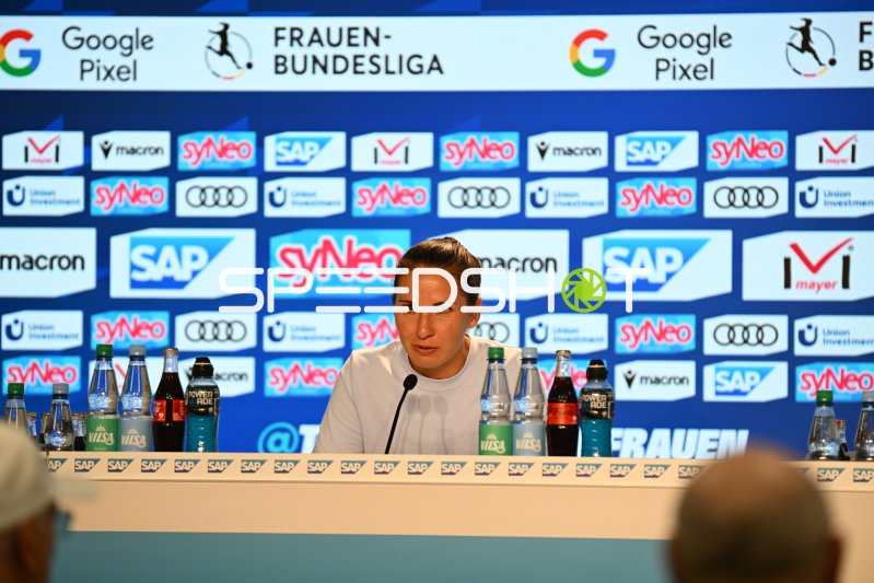 Eva-Maria Virsinger (TSG Hoffenheim) bei der Pressekonferenz in Sinsheim