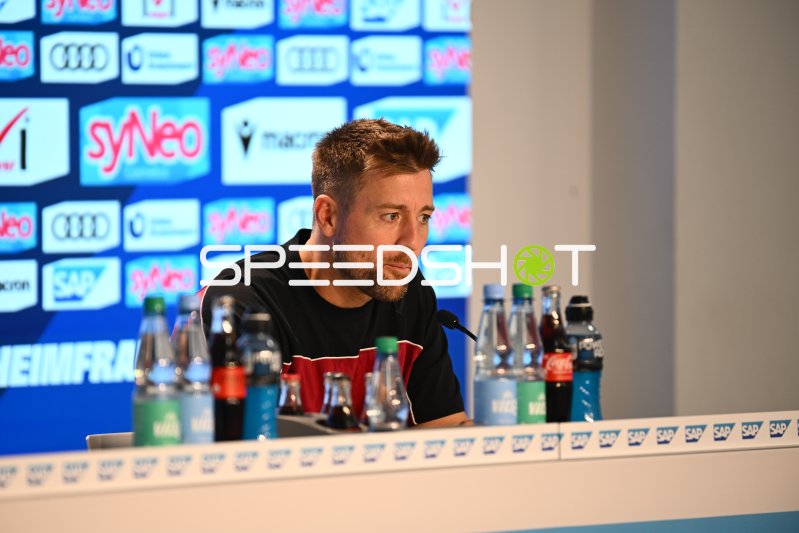Nico Schneck (VfB Stuttgart) bei Pressekonferenz in Sinsheim